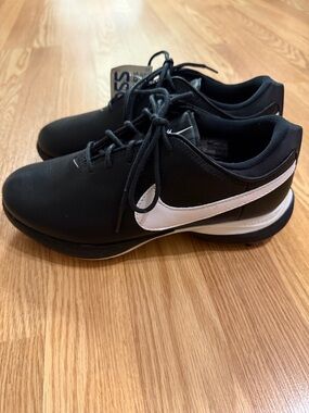 Nike Black and White Men's Athletic golf shoes. Size US5.5 24cm No box